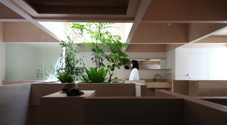 克敏佐佐木的家-半高壁网格的空间室内装饰-在日本冈崎爱知县,房子的下层有一个简单的布局,开放式的客厅和厨房中心,房间沿边缘窄,但上层的设计采用了一种更灵活的布局,为了满足13间客房的需求,同时保持它们相互开放,整个二楼被分成网格,由拱肩墙为界。---酷图编号1110281