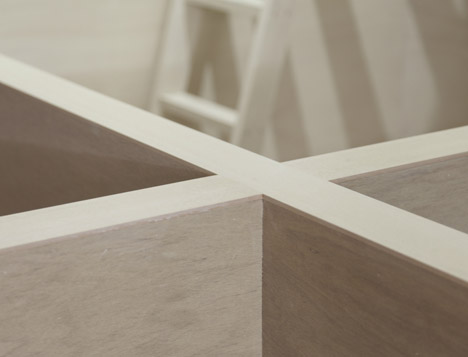 克敏佐佐木的家-半高壁网格的空间室内装饰-在日本冈崎爱知县,房子的下层有一个简单的布局,开放式的客厅和厨房中心,房间沿边缘窄,但上层的设计采用了一种更灵活的布局,为了满足13间客房的需求,同时保持它们相互开放,整个二楼被分成网格,由拱肩墙为界。---酷图编号1110283