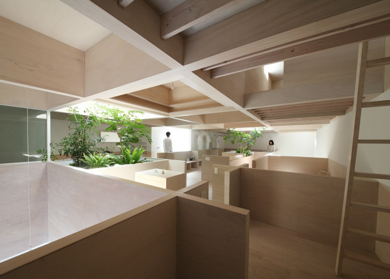 克敏佐佐木的家-半高壁网格的空间室内装饰-在日本冈崎爱知县,房子的下层有一个简单的布局,开放式的客厅和厨房中心,房间沿边缘窄,但上层的设计采用了一种更灵活的布局,为了满足13间客房的需求,同时保持它们相互开放,整个二楼被分成网格,由拱肩墙为界。---酷图编号1110284