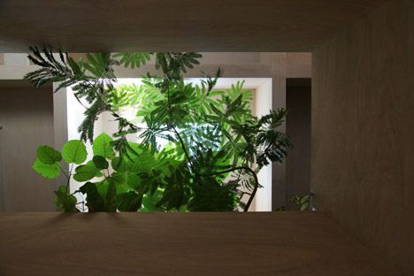 克敏佐佐木的家-半高壁网格的空间室内装饰-在日本冈崎爱知县,房子的下层有一个简单的布局,开放式的客厅和厨房中心,房间沿边缘窄,但上层的设计采用了一种更灵活的布局,为了满足13间客房的需求,同时保持它们相互开放,整个二楼被分成网格,由拱肩墙为界。---酷图编号1110286