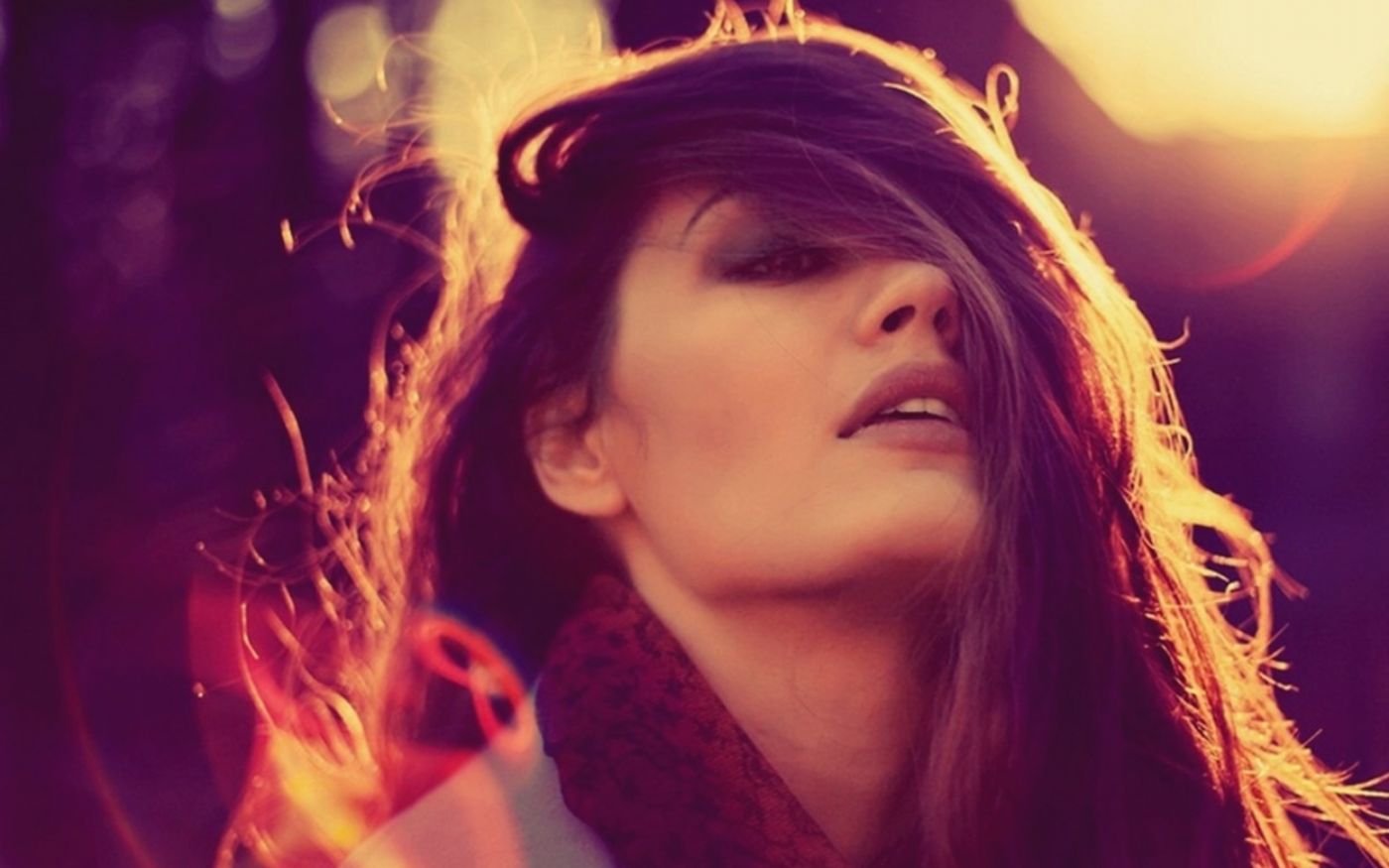 高清晰被秀发遮掩的欧洲女郎壁纸图片