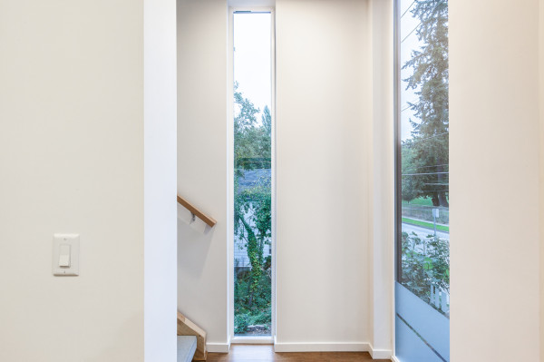 西西雅图现代预制排屋别墅-有三个单元,共5000平方英尺,每个单位地段范围从1450至2200平方左右,拥有3间卧室和2.5间浴室,一共三层---酷图编号1110664