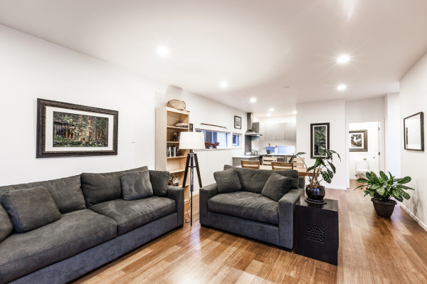 西西雅图现代预制排屋别墅-有三个单元,共5000平方英尺,每个单位地段范围从1450至2200平方左右,拥有3间卧室和2.5间浴室,一共三层---酷图编号1110675