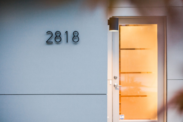 西西雅图现代预制排屋别墅-有三个单元,共5000平方英尺,每个单位地段范围从1450至2200平方左右,拥有3间卧室和2.5间浴室,一共三层---酷图编号1110676