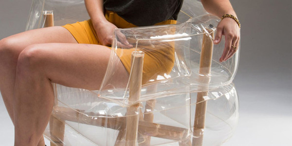 透明充气扶手木质椅设计-灵感来自于平板包装家具,为了减少在运输包装的空间量,设计师决定对传统的内饰和塑料座椅的料压缩改装,方便外出携带---酷图编号3