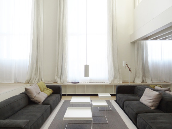 工业阁楼空间设计-在西班牙巴塞罗那,老厂房改造而成的空间,由于老厂已经暴露砖,所有这一切都被涂成白色改成铁结构,建筑师保留了双高天花板和高大的窗户,便于采光---酷图编号1110820