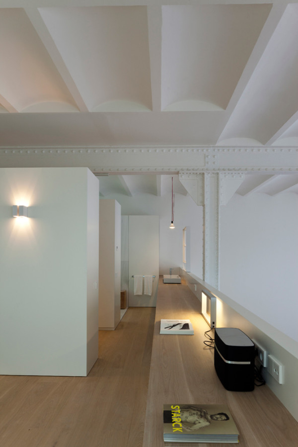 工业阁楼空间设计-在西班牙巴塞罗那,老厂房改造而成的空间,由于老厂已经暴露砖,所有这一切都被涂成白色改成铁结构,建筑师保留了双高天花板和高大的窗户,便于采光---酷图编号1110822