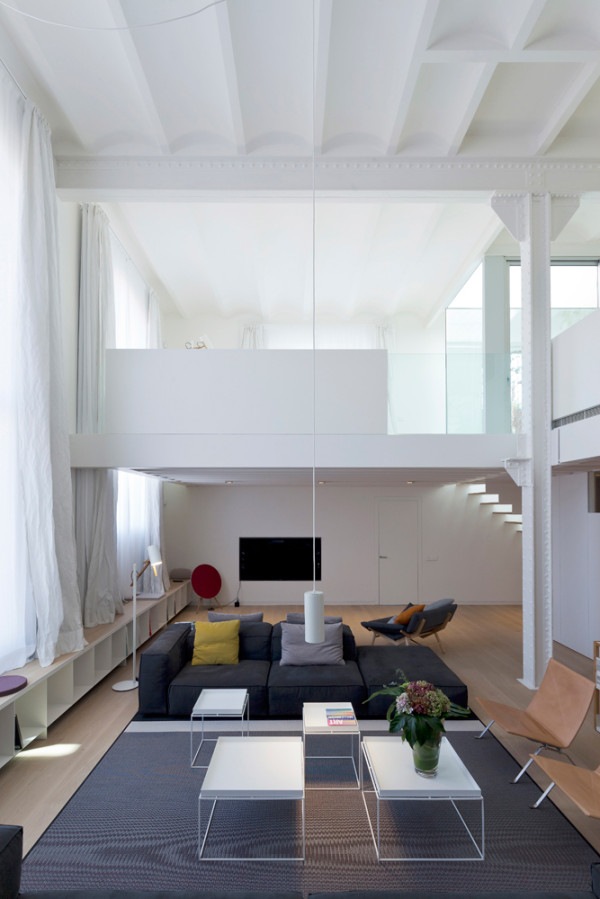 工业阁楼空间设计-在西班牙巴塞罗那,老厂房改造而成的空间,由于老厂已经暴露砖,所有这一切都被涂成白色改成铁结构,建筑师保留了双高天花板和高大的窗户,便于采光---酷图编号1110824