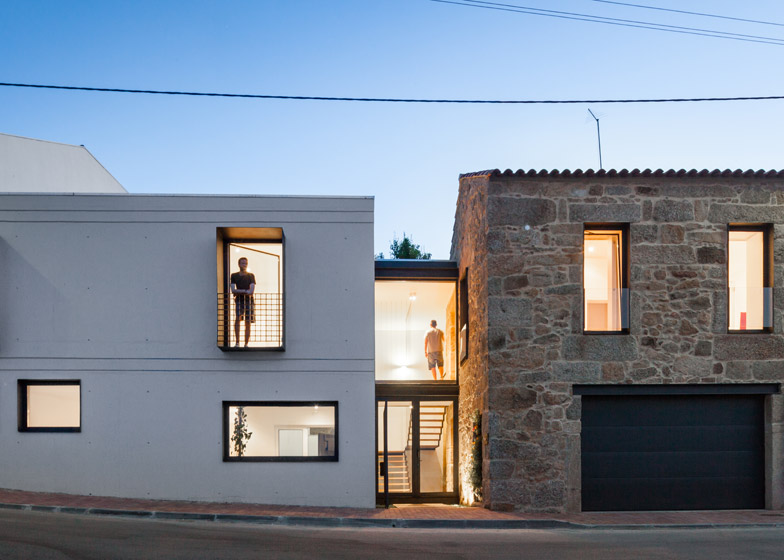 扩展的石头房子-位于葡萄牙,共260平方米,有一间玻璃的楼梯间,客厅厨房和车库位于整个建筑的一楼,带三间卧室和图书馆---酷图编号1111092