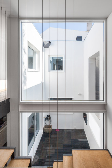 扩展的石头房子-位于葡萄牙,共260平方米,有一间玻璃的楼梯间,客厅厨房和车库位于整个建筑的一楼,带三间卧室和图书馆---酷图编号1111093