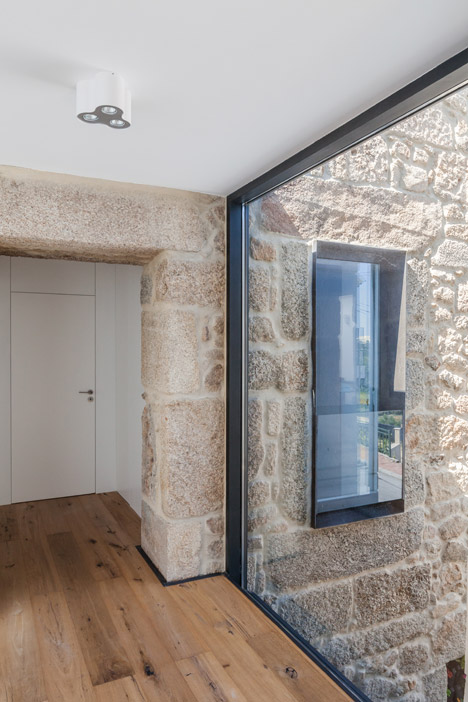 扩展的石头房子-位于葡萄牙,共260平方米,有一间玻璃的楼梯间,客厅厨房和车库位于整个建筑的一楼,带三间卧室和图书馆---酷图编号1111095