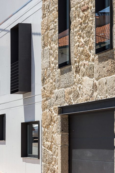 扩展的石头房子-位于葡萄牙,共260平方米,有一间玻璃的楼梯间,客厅厨房和车库位于整个建筑的一楼,带三间卧室和图书馆---酷图编号1111101