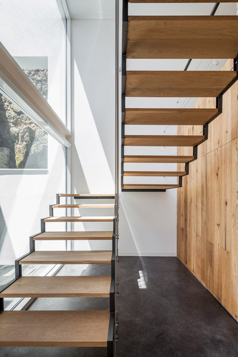 扩展的石头房子-位于葡萄牙,共260平方米,有一间玻璃的楼梯间,客厅厨房和车库位于整个建筑的一楼,带三间卧室和图书馆---酷图编号1111103