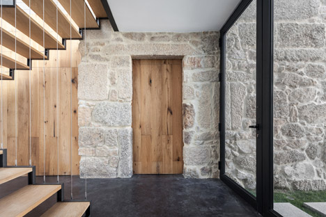 扩展的石头房子-位于葡萄牙,共260平方米,有一间玻璃的楼梯间,客厅厨房和车库位于整个建筑的一楼,带三间卧室和图书馆---酷图编号1111104