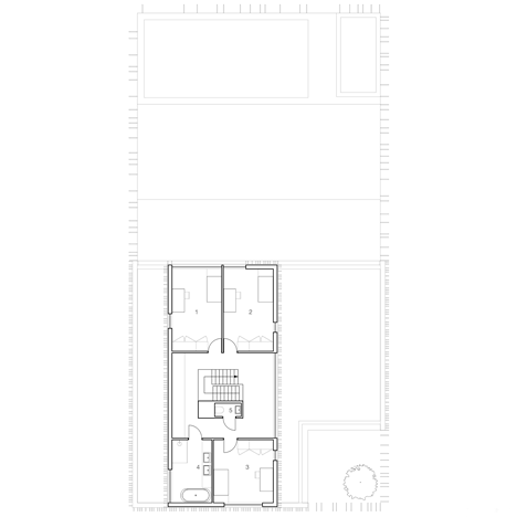 三层楼高的竖条木家-焊接金属板材料上穿孔,形成一个包层筛选,形成一个散热片,散热片横跨前置窗口延长到两个楼上,可保护其免受阳光和隐私的卧室---酷图编号1111195