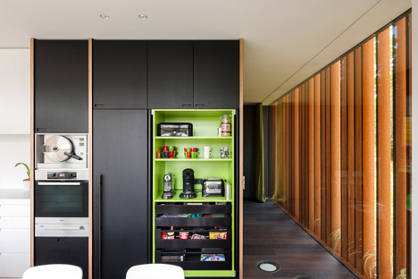 三层楼高的竖条木家-焊接金属板材料上穿孔,形成一个包层筛选,形成一个散热片,散热片横跨前置窗口延长到两个楼上,可保护其免受阳光和隐私的卧室---酷图编号1111197