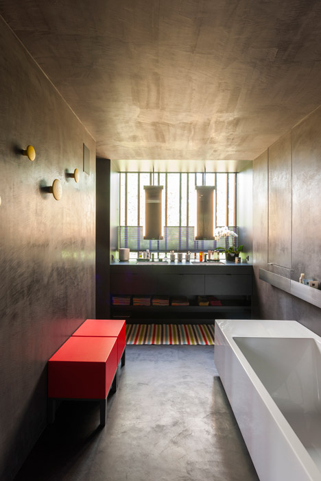 三层楼高的竖条木家-焊接金属板材料上穿孔,形成一个包层筛选,形成一个散热片,散热片横跨前置窗口延长到两个楼上,可保护其免受阳光和隐私的卧室---酷图编号1111198