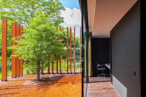 三层楼高的竖条木家-焊接金属板材料上穿孔,形成一个包层筛选,形成一个散热片,散热片横跨前置窗口延长到两个楼上,可保护其免受阳光和隐私的卧室---酷图编号1111200