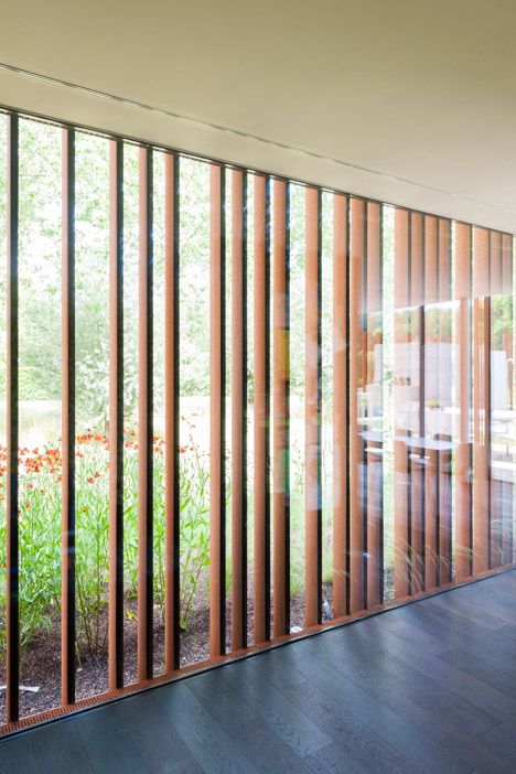 三层楼高的竖条木家-焊接金属板材料上穿孔,形成一个包层筛选,形成一个散热片,散热片横跨前置窗口延长到两个楼上,可保护其免受阳光和隐私的卧室---酷图编号1111202