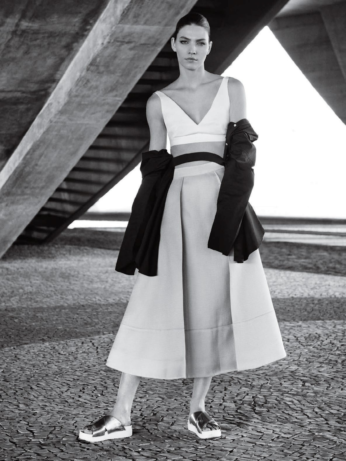 艾琳・韦伯-VOGUE巴西2014年11月-塑造黑白色的时装秀---酷图编号6