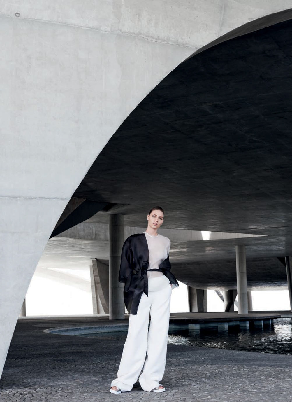 艾琳・韦伯-VOGUE巴西2014年11月-塑造黑白色的时装秀---酷图编号5