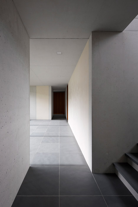 德国山腰混凝土两层楼别墅建筑-附近有城堡废墟,白色的现浇混凝土外墙,含四间卧室,大地的延伸,镶嵌在山水感觉---酷图编号10