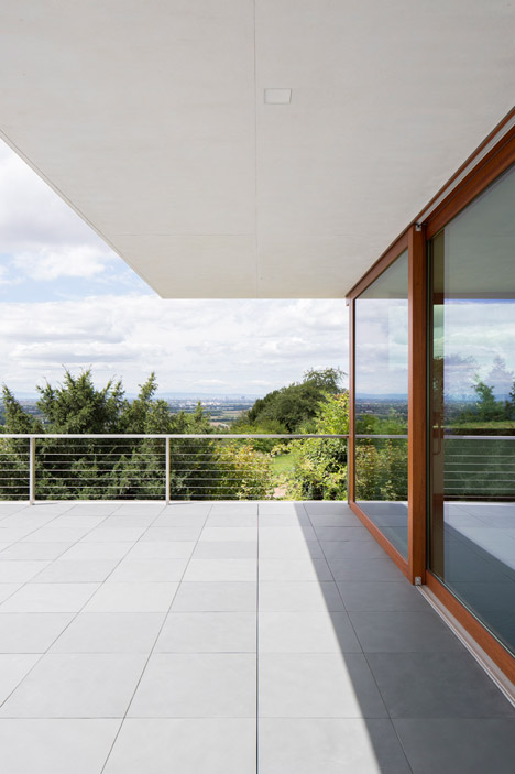 德国山腰混凝土两层楼别墅建筑-附近有城堡废墟,白色的现浇混凝土外墙,含四间卧室,大地的延伸,镶嵌在山水感觉---酷图编号3