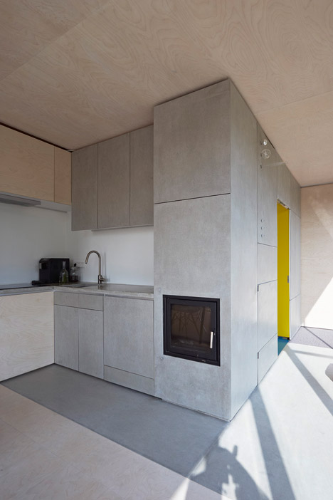 黑房子-位于奥地利的泥泞色调木房子,四个金属支柱,小型单层楼,仅有50平方米的面积,旁边有一个人工湖池塘,大窗户后可欣赏到湖光山色---酷图编号1112269