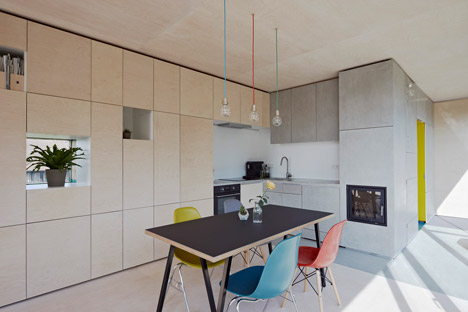 黑房子-位于奥地利的泥泞色调木房子,四个金属支柱,小型单层楼,仅有50平方米的面积,旁边有一个人工湖池塘,大窗户后可欣赏到湖光山色---酷图编号1112271