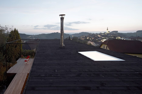 黑房子-位于奥地利的泥泞色调木房子,四个金属支柱,小型单层楼,仅有50平方米的面积,旁边有一个人工湖池塘,大窗户后可欣赏到湖光山色---酷图编号1112273