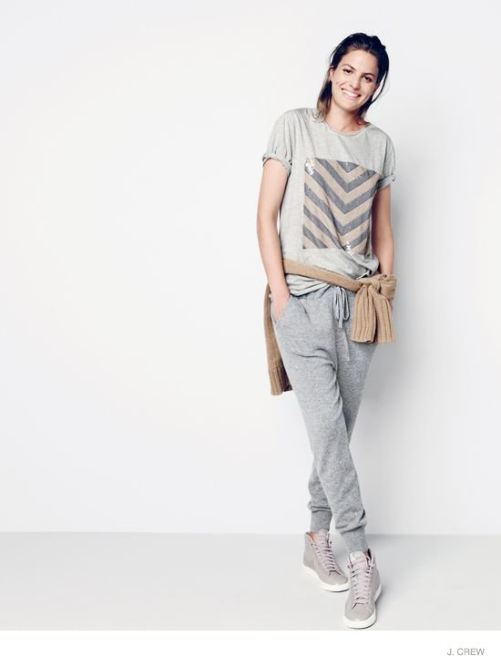 卡梅伦罗素的圣诞风格假日更衣室-舒适的针织服装包括季节性毛衣,锥形裤和超大围巾,闪亮的金属片和金箔包裹,呈现一个休闲优雅的气氛---酷图编号16