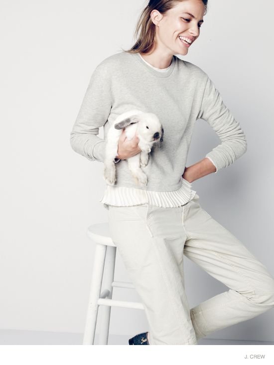 卡梅伦罗素的圣诞风格假日更衣室-舒适的针织服装包括季节性毛衣,锥形裤和超大围巾,闪亮的金属片和金箔包裹,呈现一个休闲优雅的气氛---酷图编号13