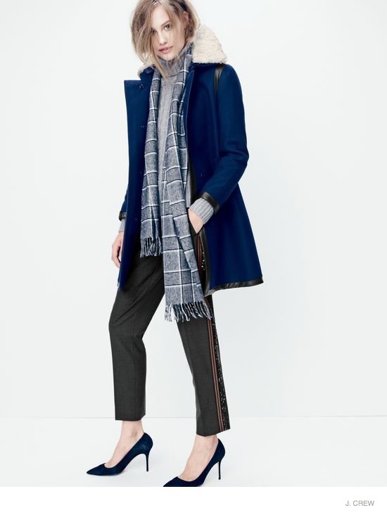 卡梅伦罗素的圣诞风格假日更衣室-舒适的针织服装包括季节性毛衣,锥形裤和超大围巾,闪亮的金属片和金箔包裹,呈现一个休闲优雅的气氛---酷图编号8