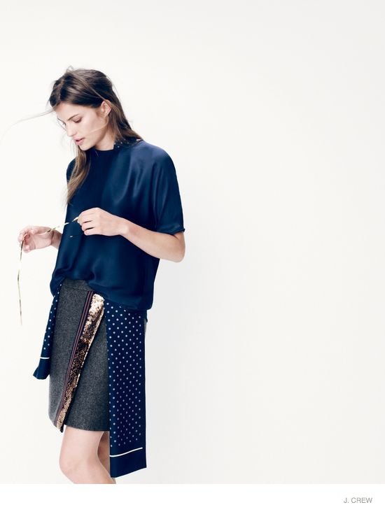 卡梅伦罗素的圣诞风格假日更衣室-舒适的针织服装包括季节性毛衣,锥形裤和超大围巾,闪亮的金属片和金箔包裹,呈现一个休闲优雅的气氛---酷图编号5