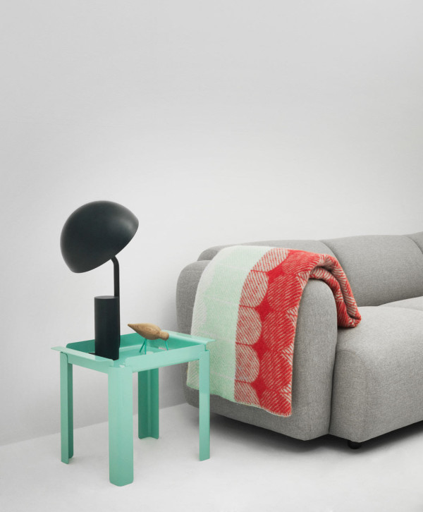 一个简单可调的几何台灯-德国设计二人组KaschKasch设计-灵感源于卡通人物Calimero,有一个大的半圆形灯罩是模仿卡通外壳,为你舒适环境提供温暖的光---酷图编号9