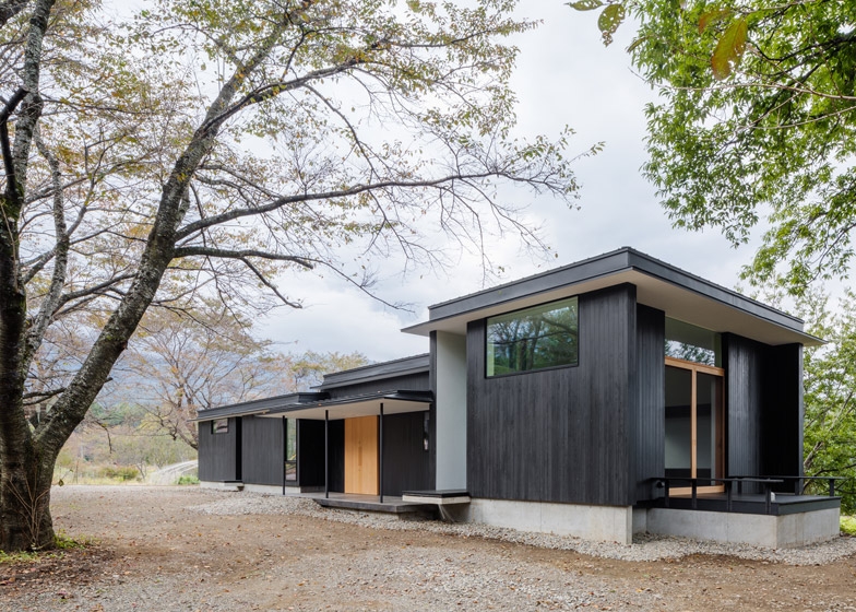 东京黑屋-坐落在郊外树林中,整屋采用黑漆木为原材料,可以俯瞰一片森林图片