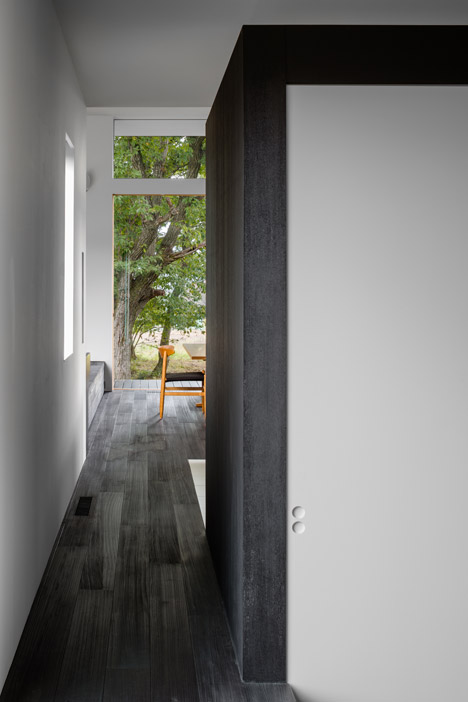 东京黑屋-坐落在郊外树林中,整屋采用黑漆木为原材料,可以俯瞰一片森林---酷图编号12