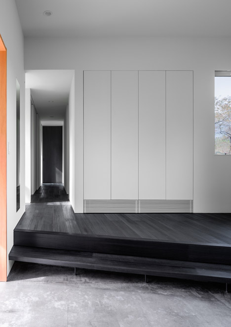 东京黑屋-坐落在郊外树林中,整屋采用黑漆木为原材料,可以俯瞰一片森林---酷图编号11