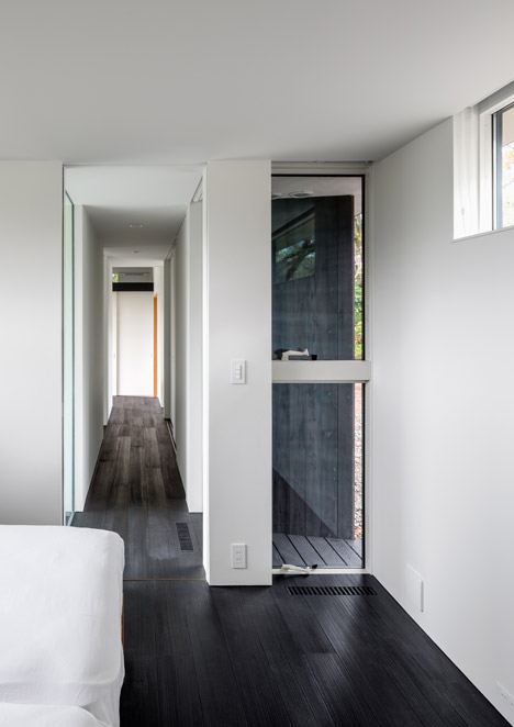 东京黑屋-坐落在郊外树林中,整屋采用黑漆木为原材料,可以俯瞰一片森林---酷图编号10