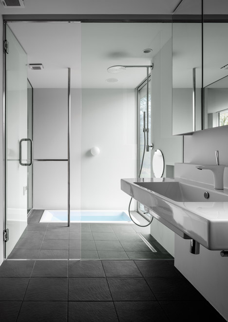 东京黑屋-坐落在郊外树林中,整屋采用黑漆木为原材料,可以俯瞰一片森林---酷图编号9