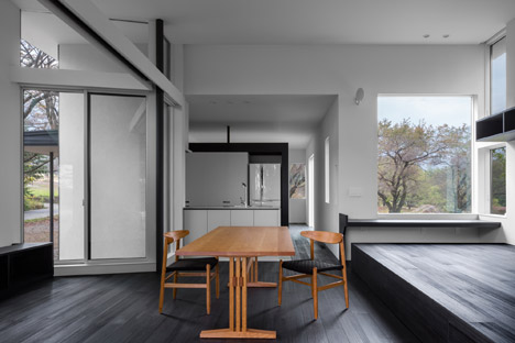 东京黑屋-坐落在郊外树林中,整屋采用黑漆木为原材料,可以俯瞰一片森林---酷图编号8