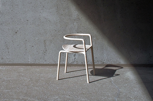 FUNAMBULE弯曲灰光油椅子设计-靠背和扶手被两个前脚接合到整个整体,既坚固又非常轻封面大图