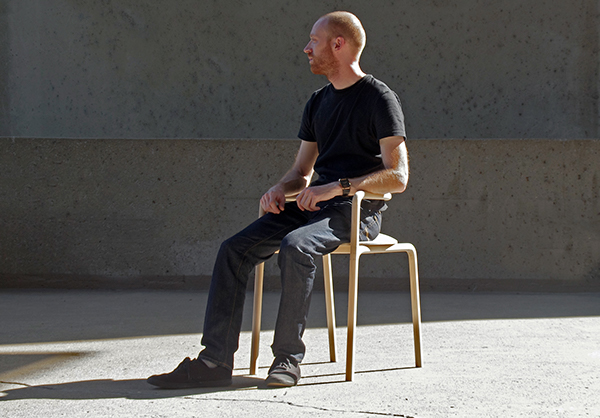 FUNAMBULE弯曲灰光油椅子设计-靠背和扶手被两个前脚接合到整个整体,既坚固又非常轻---酷图编号1113495