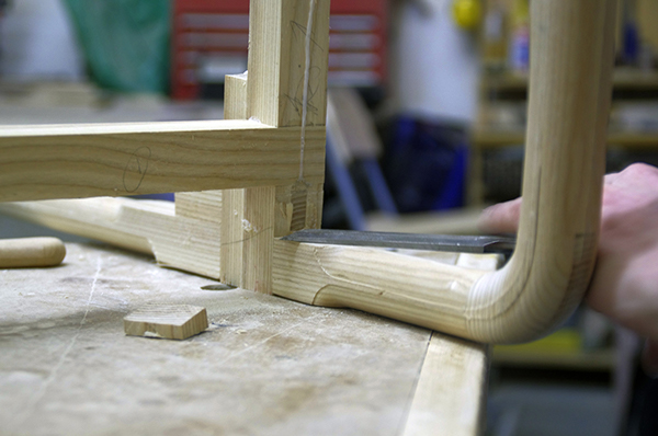 FUNAMBULE弯曲灰光油椅子设计-靠背和扶手被两个前脚接合到整个整体,既坚固又非常轻---酷图编号1113496