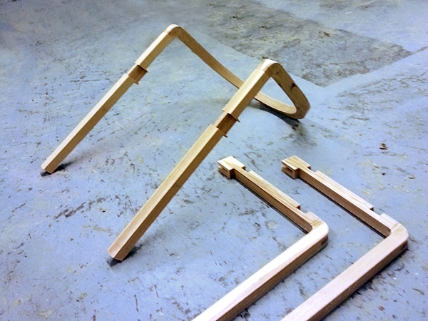 FUNAMBULE弯曲灰光油椅子设计-靠背和扶手被两个前脚接合到整个整体,既坚固又非常轻---酷图编号1113499