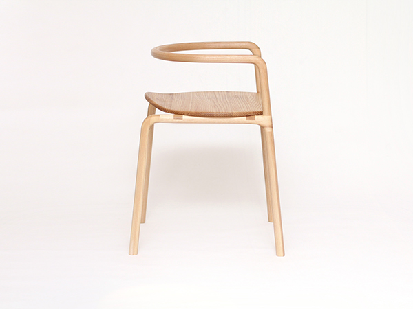 FUNAMBULE弯曲灰光油椅子设计-靠背和扶手被两个前脚接合到整个整体,既坚固又非常轻---酷图编号1113500