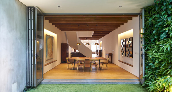 温暖的家-一个内部的庭院,带来了阳光和自然通风的家,院子的一边,有一个客厅和餐厅,还有一个巨大的楼梯,涵盖所有三个层房屋---酷图编号1113849