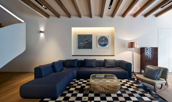 温暖的家-一个内部的庭院,带来了阳光和自然通风的家,院子的一边,有一个客厅和餐厅,还有一个巨大的楼梯,涵盖所有三个层房屋---酷图编号1113850