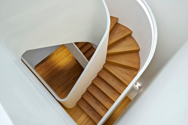 温暖的家-一个内部的庭院,带来了阳光和自然通风的家,院子的一边,有一个客厅和餐厅,还有一个巨大的楼梯,涵盖所有三个层房屋---酷图编号1113851