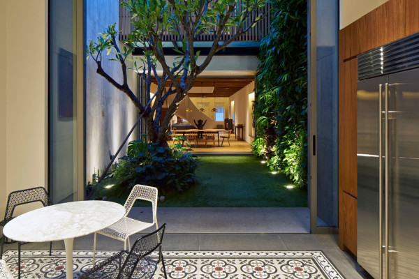 温暖的家-一个内部的庭院,带来了阳光和自然通风的家,院子的一边,有一个客厅和餐厅,还有一个巨大的楼梯,涵盖所有三个层房屋---酷图编号1113852